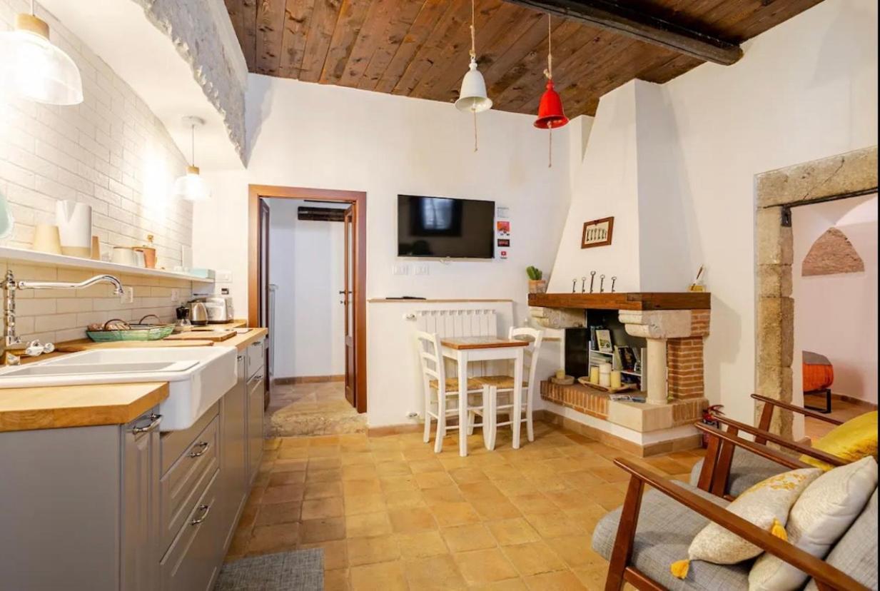 Aurora Medieval House Sermoneta Eksteriør bilde